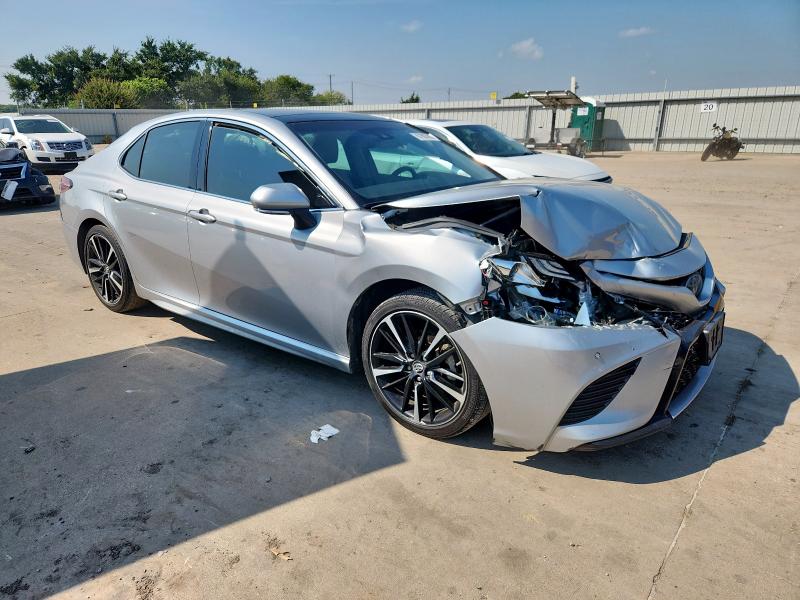 4T1B61HK5JU119669 - 2018 TOYOTA CAMRY XSE SILVER photo 4
