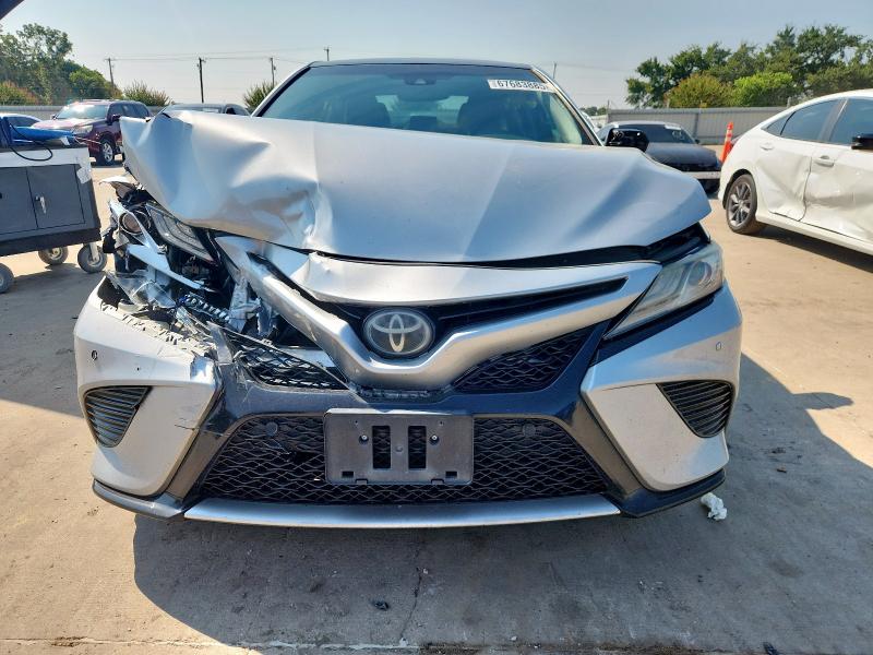 4T1B61HK5JU119669 - 2018 TOYOTA CAMRY XSE SILVER photo 5