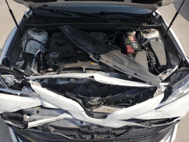 4T1B11HKXJU582776 - 2018 TOYOTA CAMRY L WHITE photo 11