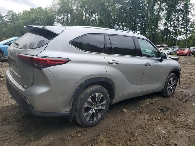 5TDGZRBH1MS130089 - 2021 TOYOTA HIGHLANDER XLE SILVER photo 3