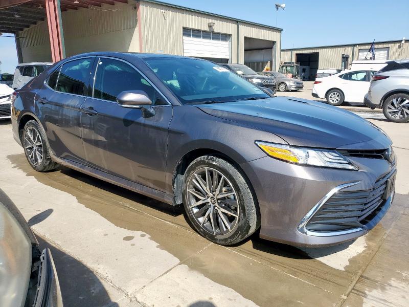 4T1F11AK8RU874997 - 2024 TOYOTA CAMRY XLE GRAY photo 4