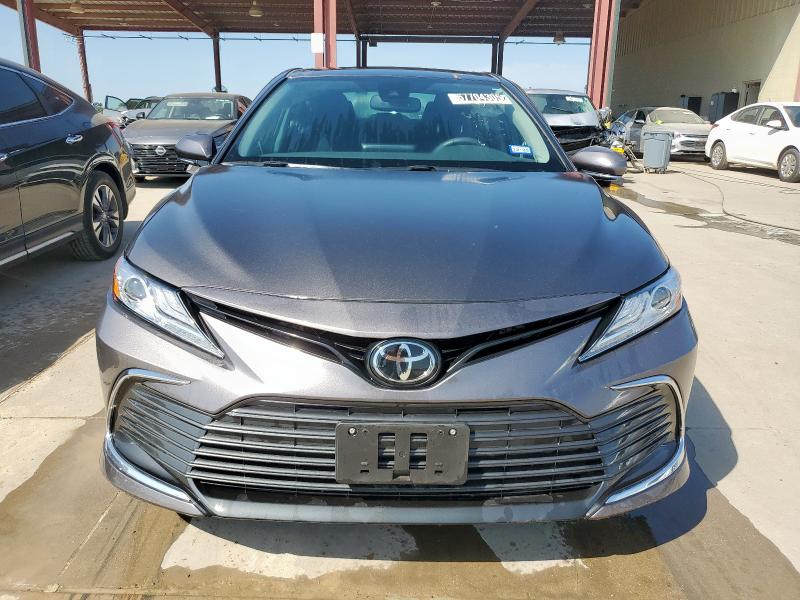 4T1F11AK8RU874997 - 2024 TOYOTA CAMRY XLE GRAY photo 5