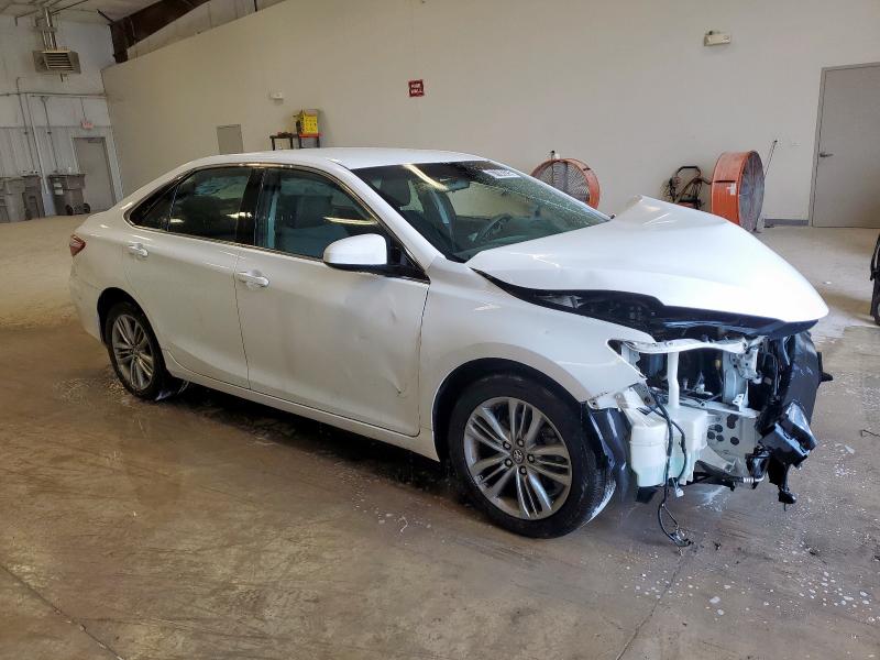 4T1BF1FKXHU717222 - 2017 TOYOTA CAMRY LE 白色 照片 4