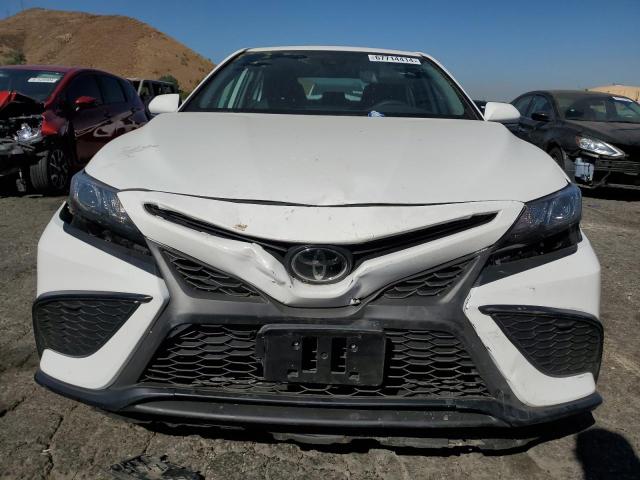 4T1G11AK4PU723723 - 2023 TOYOTA CAMRY SE NIGHT SHADE WHITE photo 5
