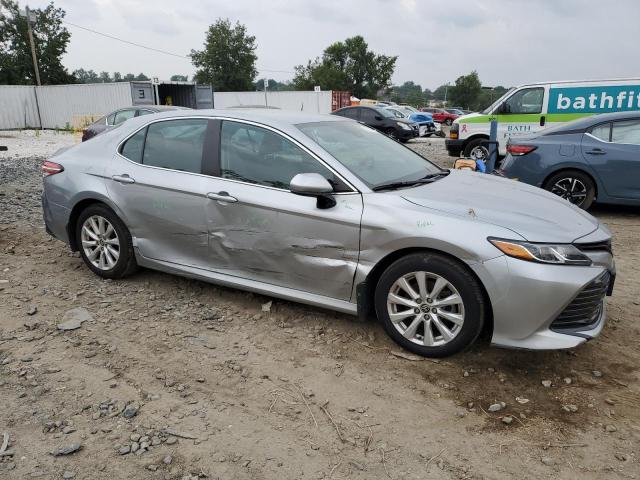 4T1C11AK3LU509007 - 2020 TOYOTA CAMRY LE SILVER photo 4