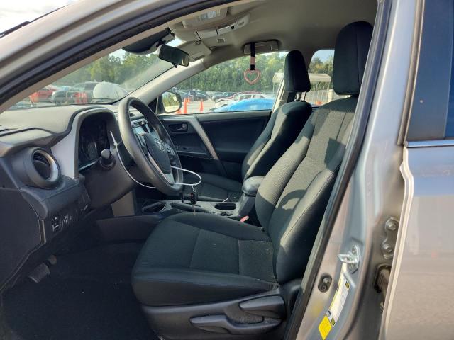 2T3ZFREV9JW487551 - 2018 TOYOTA RAV4 LE Silber Foto 7