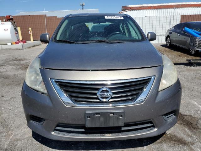 3N1CN7APXDL841564 - 2013 NISSAN VERSA S GRAY photo 5