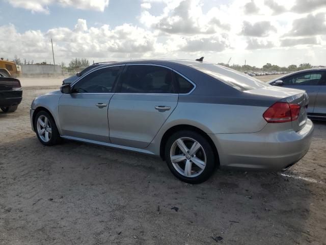 1VWBP7A33DC000355 - 2013 VOLKSWAGEN PASSAT SE ვერცხლისფერი ფოტო 2