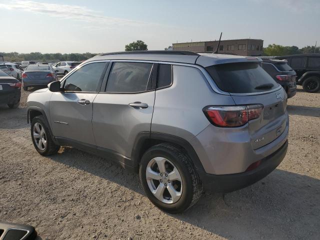 3C4NJDBB8JT239440 - 2018 JEEP COMPASS LATITUDE Plata foto 2