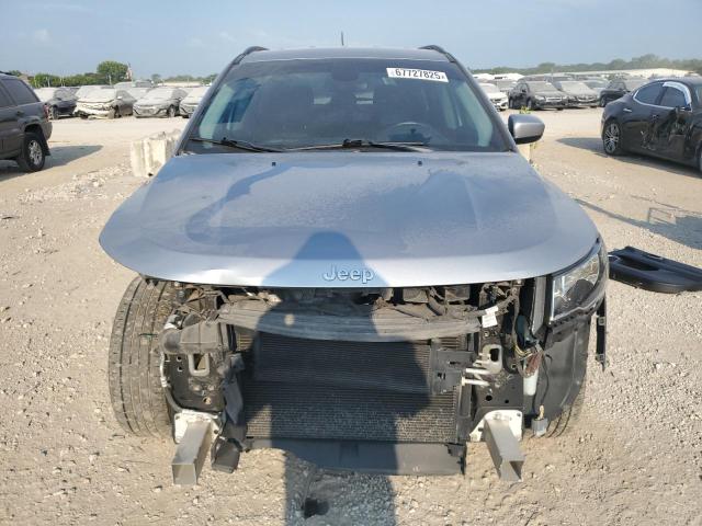 3C4NJDBB8JT239440 - 2018 JEEP COMPASS LATITUDE Plata foto 5