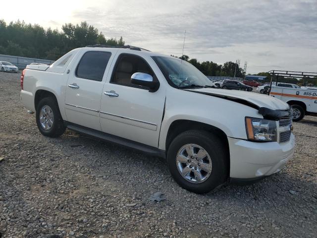 3GNMCGE05DG371111 - 2013 CHEVROLET AVALANCHE LTZ CREAM photo 4