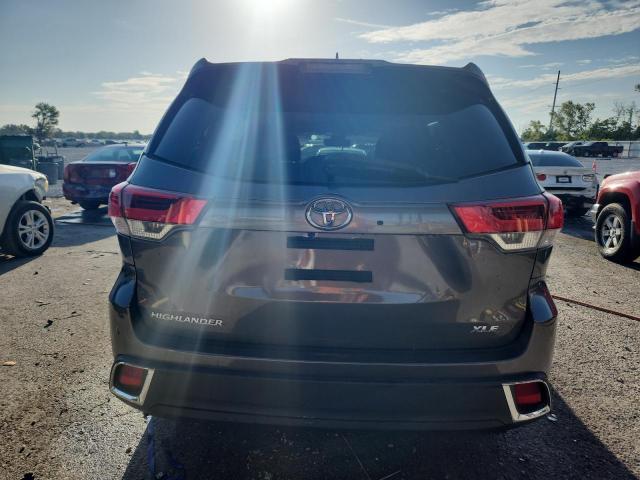 5TDKZRFH3JS547262 - 2018 TOYOTA HIGHLANDER SE Grau Foto 6