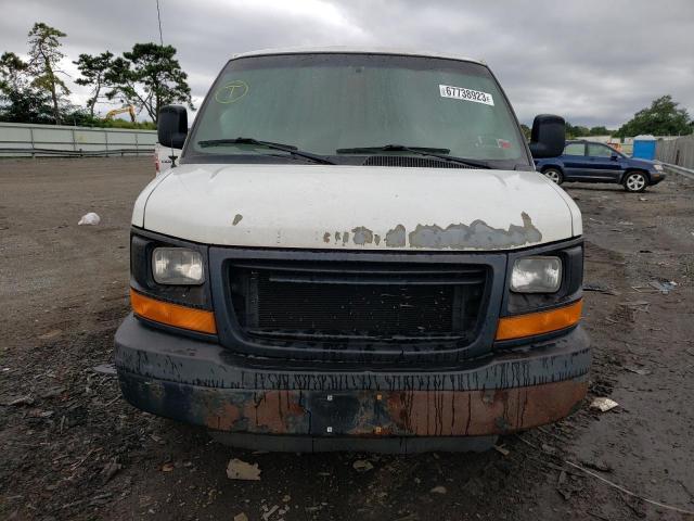 1GTGG25C981223183 - 2008 GMC SAVANA G2500 WHITE photo 5