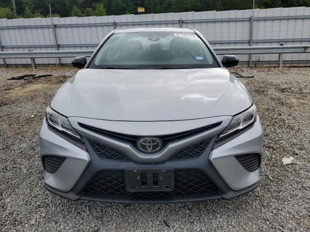 4T1B11HK2KU243303 - 2019 TOYOTA CAMRY L 银色 照片 5