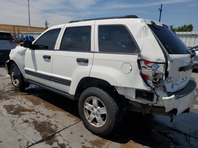 1J4GR48K85C721927 - 2005 JEEP GRAND CHER LAREDO WHITE photo 2