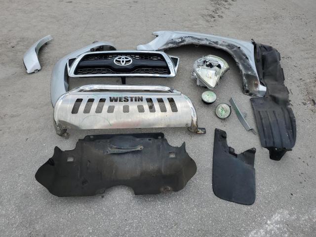 5TFJU4GN1BX006210 - 2011 TOYOTA TACOMA DOUBLE CAB PRERUNNER SILVER photo 12