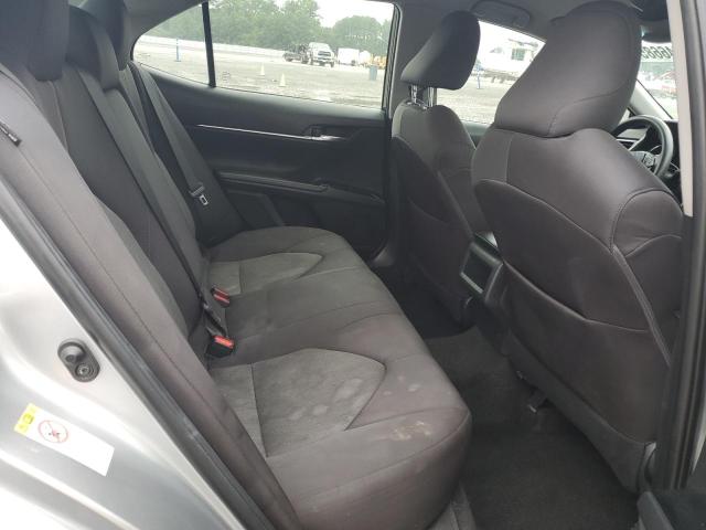 4T1B11HK6JU581348 - 2018 TOYOTA CAMRY L SILVER photo 10