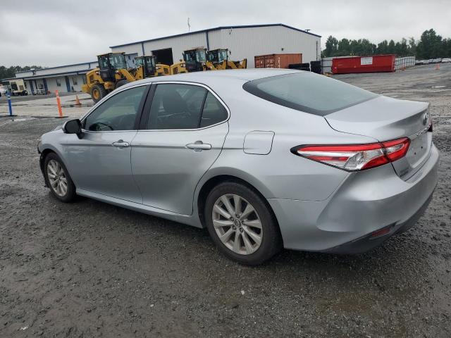 4T1B11HK6JU581348 - 2018 TOYOTA CAMRY L SILVER photo 2
