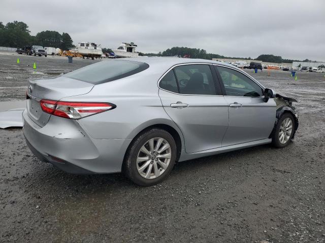 4T1B11HK6JU581348 - 2018 TOYOTA CAMRY L SILVER photo 3
