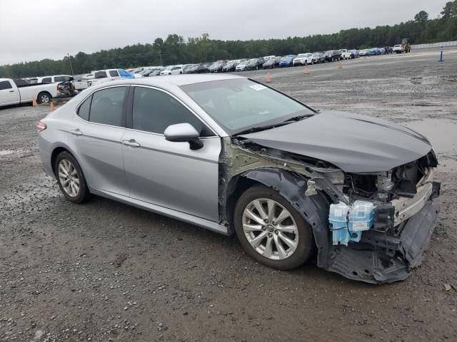 4T1B11HK6JU581348 - 2018 TOYOTA CAMRY L SILVER photo 4