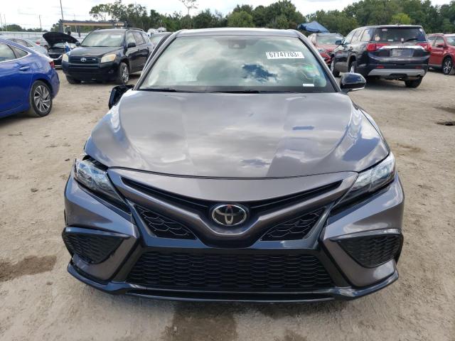 4T1G11AKXPU727887 - 2023 TOYOTA CAMRY SE NIGHT SHADE GRAY photo 5