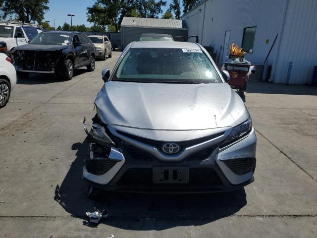 4T1G11AK9PU825079 - 2023 TOYOTA CAMRY SE NIGHT SHADE SILVER photo 5