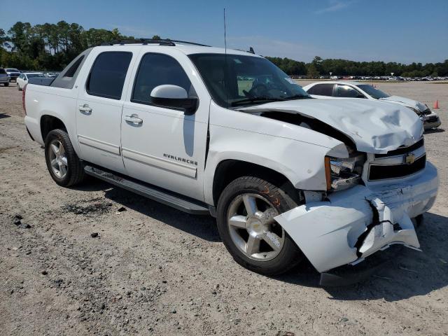 3GNMCFE06BG315928 - 2011 CHEVROLET AVALANCHE LT WHITE photo 4