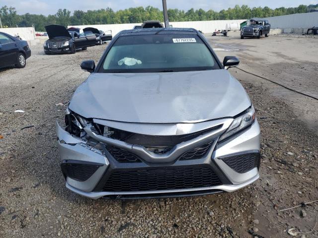 4T1K61BKXNU053246 - 2022 TOYOTA CAMRY XSE 银色 照片 5