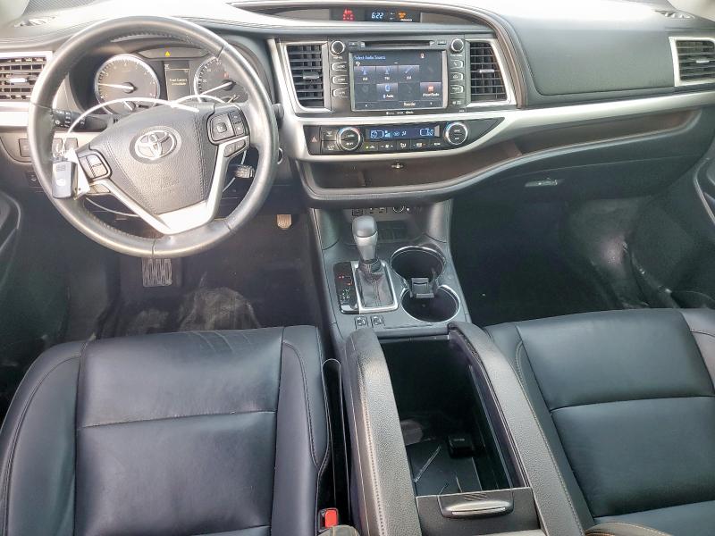 5TDKZRFHXKS569342 - 2019 TOYOTA HIGHLANDER SE 银色 照片 8