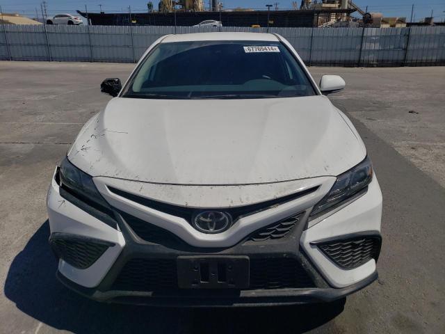 4T1G11AKXRU845103 - 2024 TOYOTA CAMRY SE NIGHT SHADE WHITE photo 5