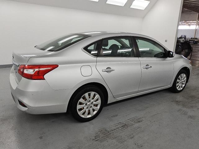 3N1AB7AP2JY230698 - 2018 NISSAN SENTRA S 灰色 照片 3