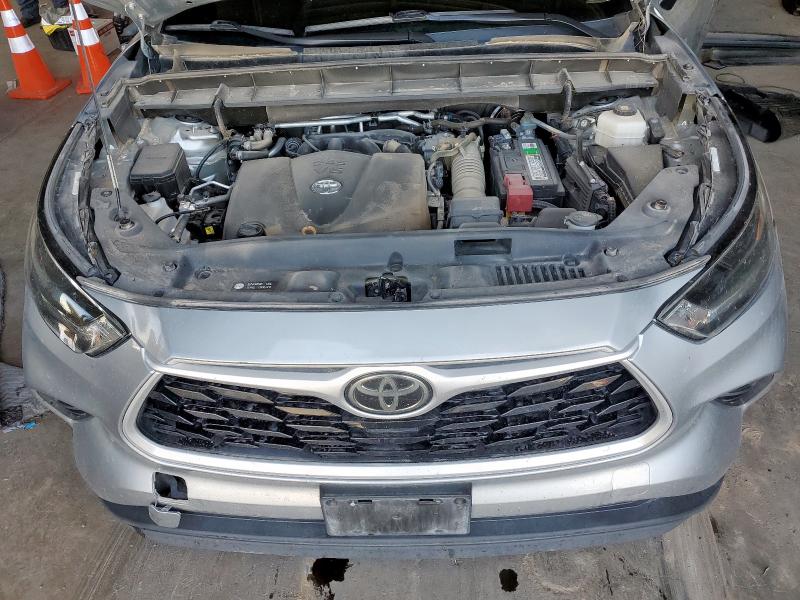 5TDGZRAH6MS516749 - 2021 TOYOTA HIGHLANDER XLE SILVER photo 12
