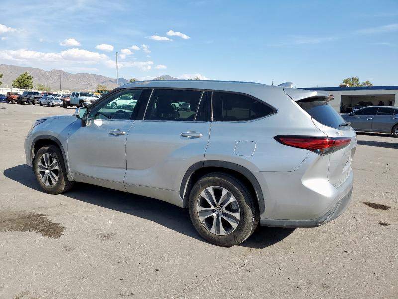 5TDGZRAH6MS516749 - 2021 TOYOTA HIGHLANDER XLE SILVER photo 2