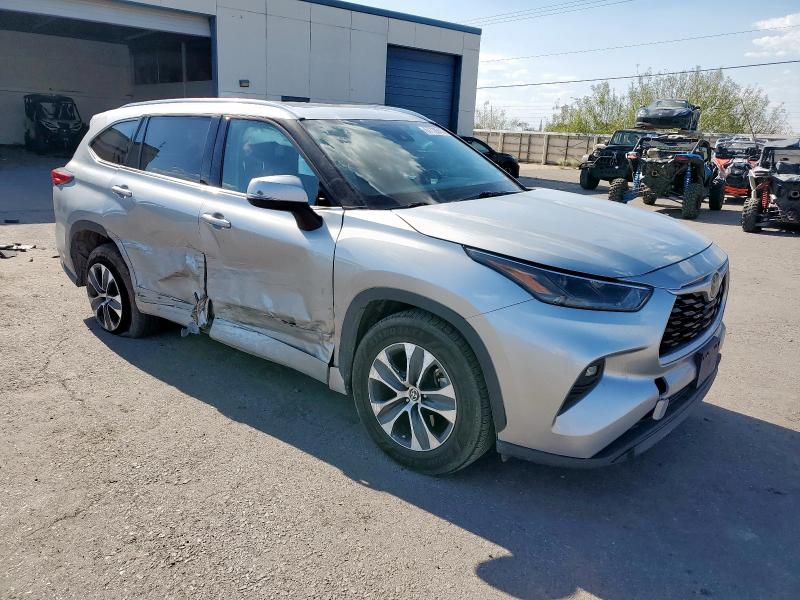 5TDGZRAH6MS516749 - 2021 TOYOTA HIGHLANDER XLE SILVER photo 4