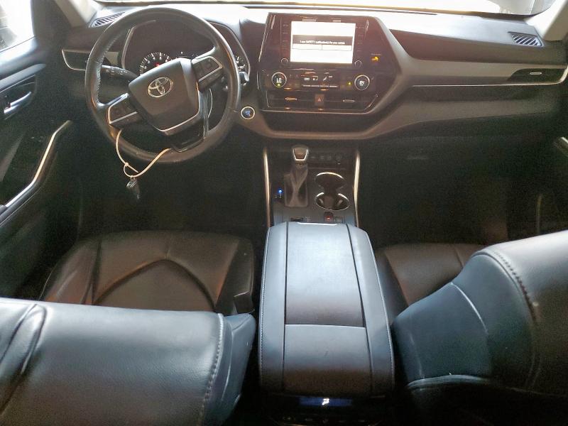 5TDGZRAH6MS516749 - 2021 TOYOTA HIGHLANDER XLE SILVER photo 8