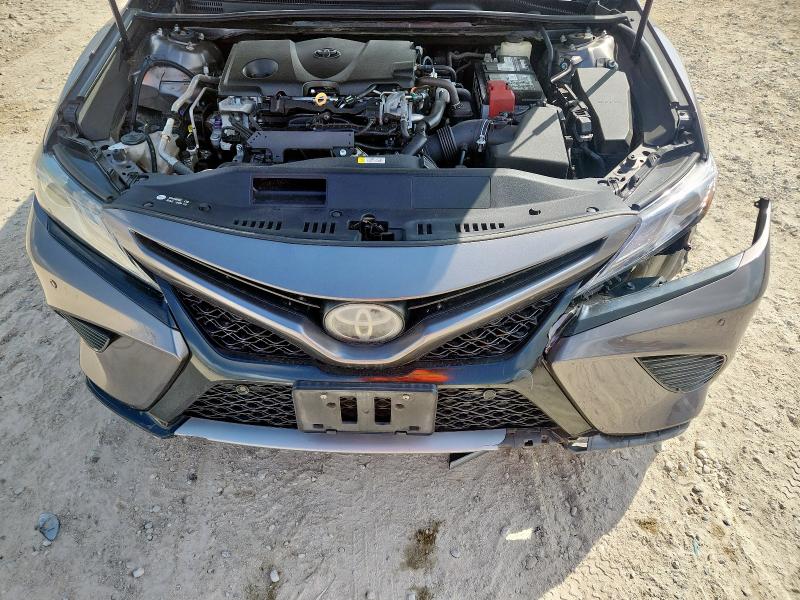 4T1B61HK6JU104128 - 2018 TOYOTA CAMRY XSE GRAY photo 11