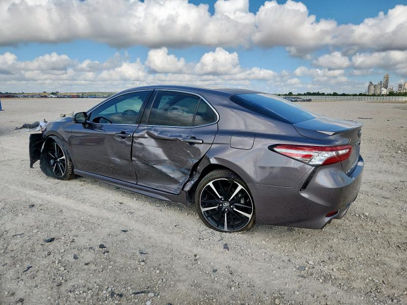 4T1B61HK6JU104128 - 2018 TOYOTA CAMRY XSE GRAY photo 2