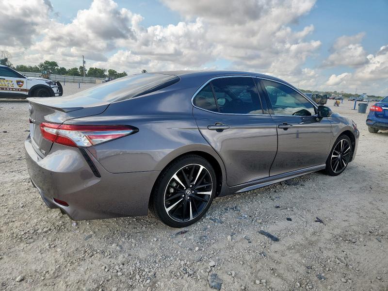 4T1B61HK6JU104128 - 2018 TOYOTA CAMRY XSE GRAY photo 3