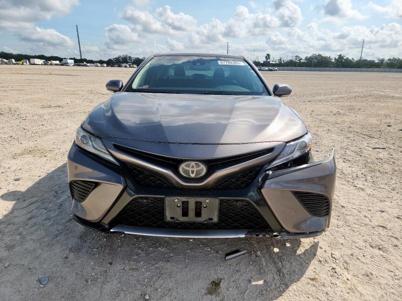 4T1B61HK6JU104128 - 2018 TOYOTA CAMRY XSE GRAY photo 5