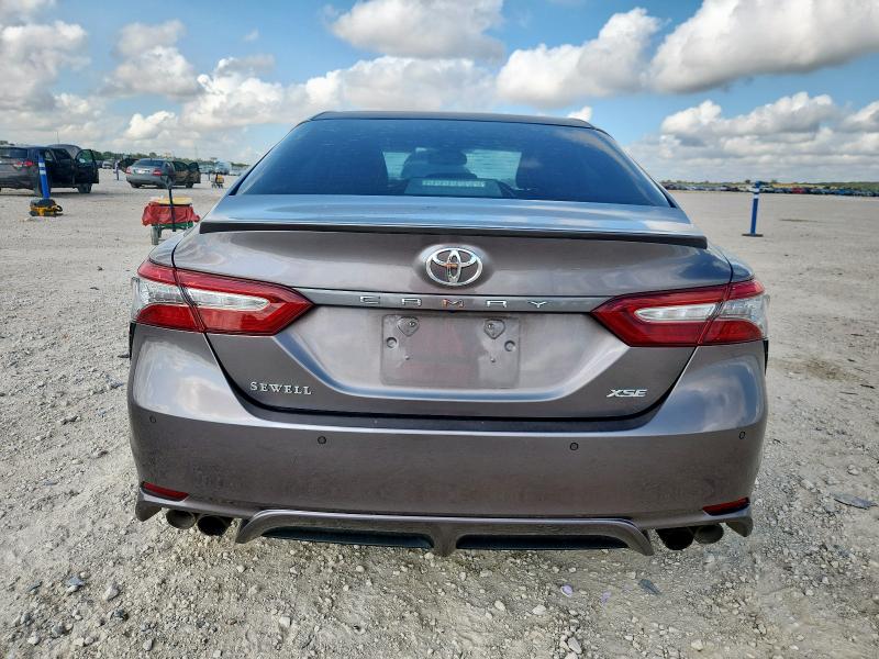 4T1B61HK6JU104128 - 2018 TOYOTA CAMRY XSE GRAY photo 6