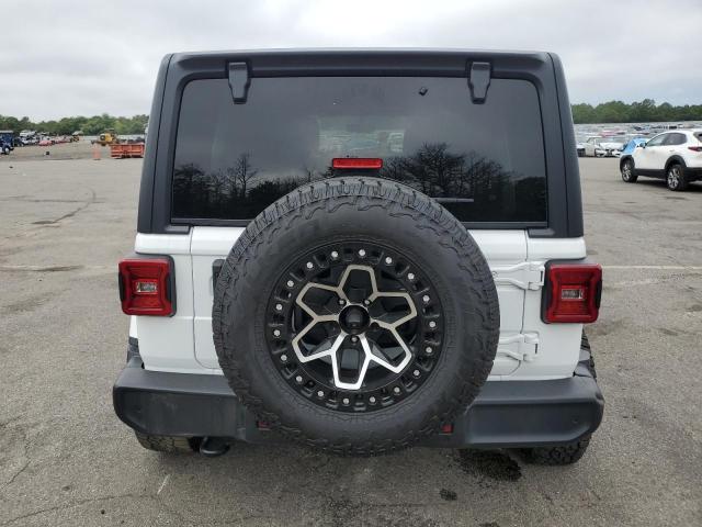 1C4HJXEG9JW291692 - 2018 JEEP WRANGLER U SAHARA Weiß Foto 6