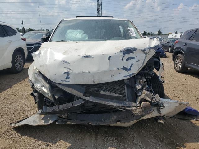 2C4RVABG1CR222338 - 2012 VOLKSWAGEN ROUTAN SE WHITE photo 5