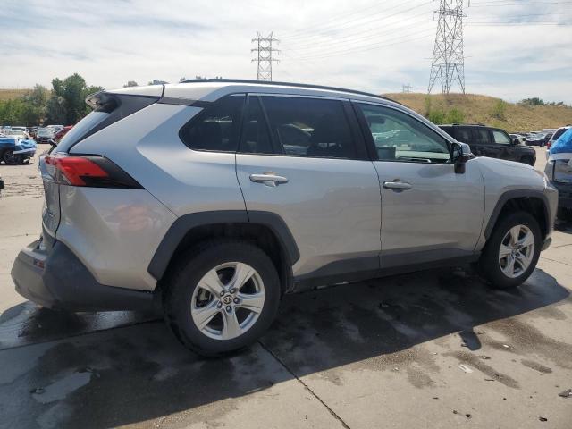 2T3W1RFV2MC110310 - 2021 TOYOTA RAV4 XLE 银色 照片 3