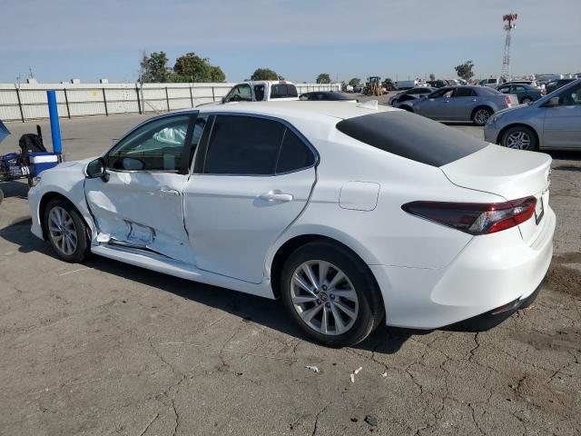 4T1C11AK2NU690507 - 2022 TOYOTA CAMRY LE WHITE photo 2