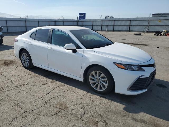 4T1C11AK2NU690507 - 2022 TOYOTA CAMRY LE WHITE photo 4