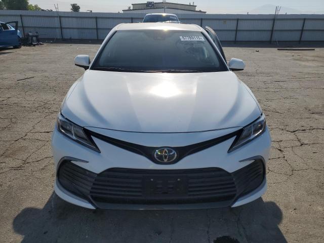4T1C11AK2NU690507 - 2022 TOYOTA CAMRY LE WHITE photo 5