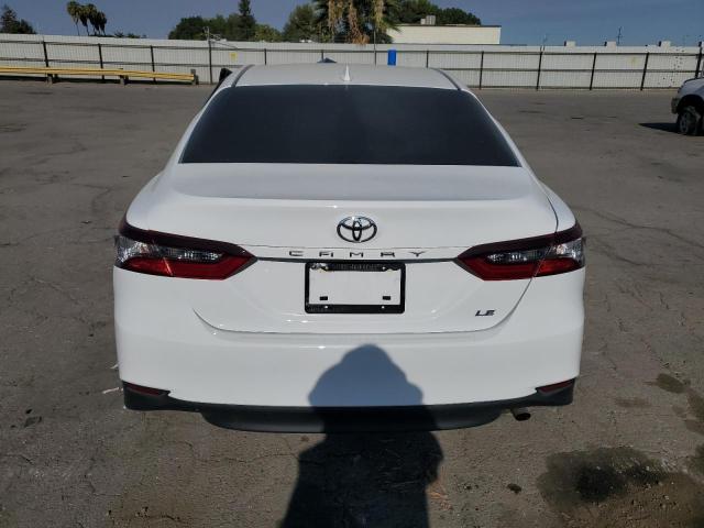 4T1C11AK2NU690507 - 2022 TOYOTA CAMRY LE WHITE photo 6