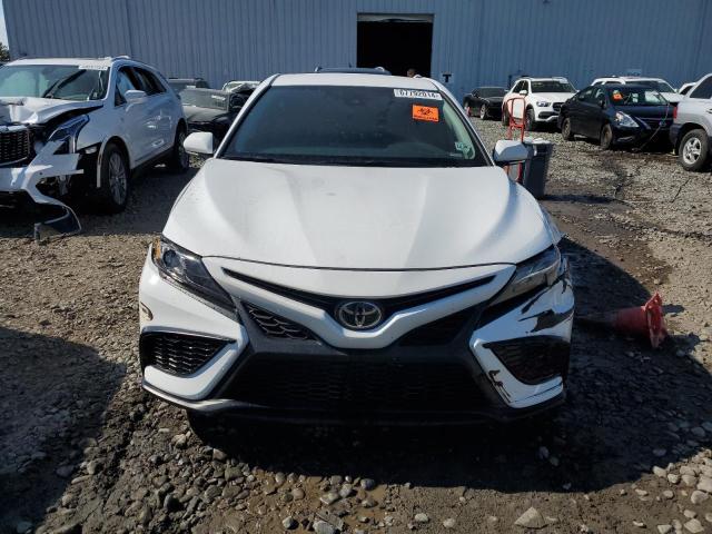 4T1G11AK4PU767043 - 2023 TOYOTA CAMRY SE NIGHT SHADE WHITE photo 5