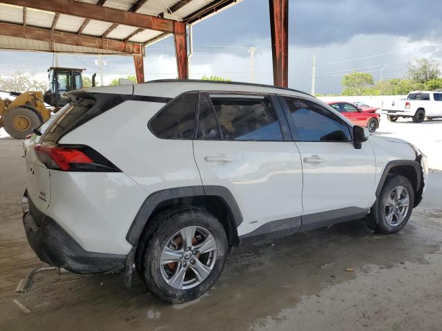 4T3RWRFV2RU138421 - 2024 TOYOTA RAV4 XLE WHITE photo 3