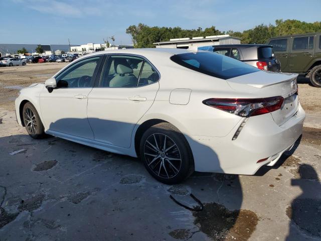 4T1T11AK3NU068014 - 2022 TOYOTA CAMRY SE SILVER photo 2